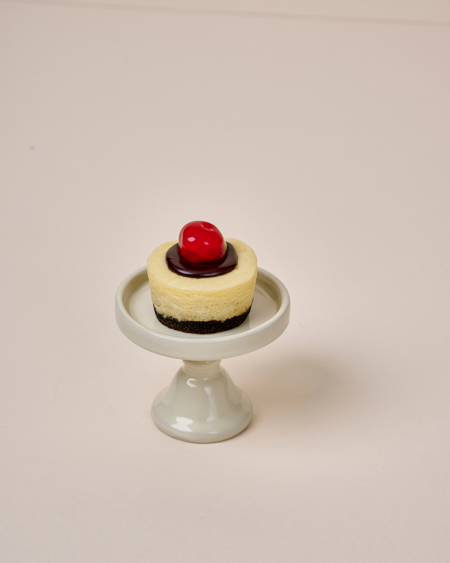 Mini tarta de queso con chocolate y cerezas